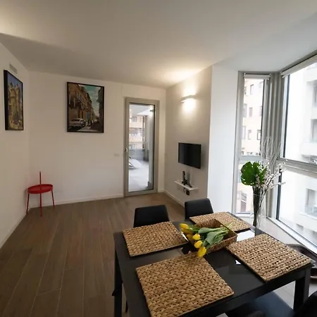 Amazing Brand New 2 Upper Scale With Gym Close To Metro Апартаменты