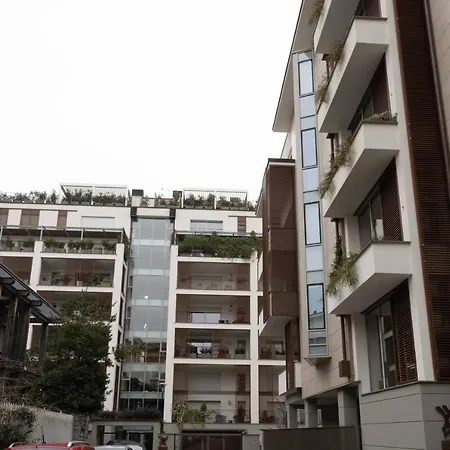 Amazing Brand New 2 Upper Scale With Gym Close To Metro *