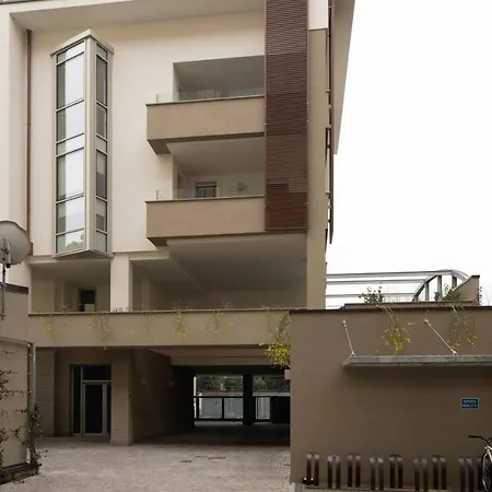 Amazing Brand New 2 Upper Scale With Gym Close To Metro Lejlighed