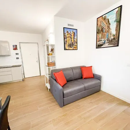 Amazing Brand New 2 Upper Scale With Gym Close To Metro